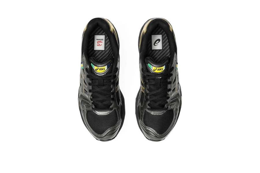 Vista superior do Asics Asics Gel-Kayano 14 x Senna Black Gold mostrando abertura, lingueta e cadarços