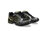 Vista lateral do Asics Asics Gel-Kayano 14 x Senna Black Gold mostrando design do cabedal e logo da marca