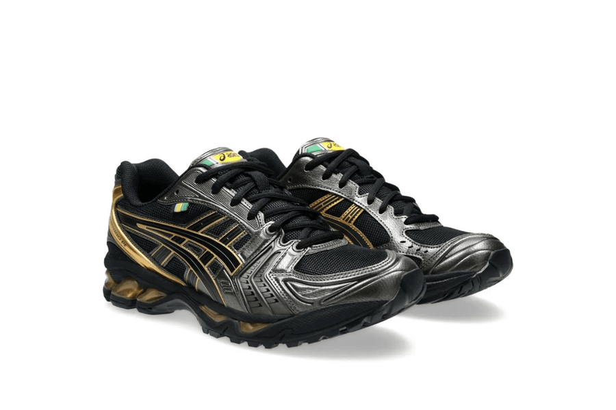 Vista lateral do Asics Asics Gel-Kayano 14 x Senna Black Gold mostrando design do cabedal e logo da marca