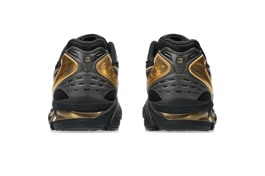 Vista frontal do Asics Asics Gel-Kayano 14 x Senna Black Gold mostrando biqueira e costuras