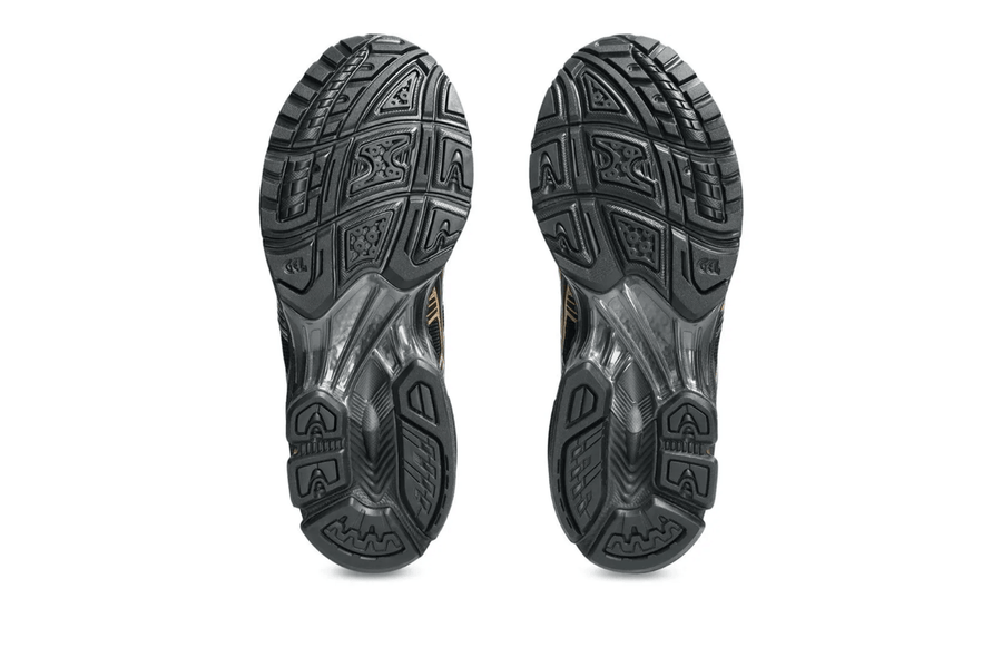 Vista do solado do Asics Asics Gel-Kayano 14 x Senna Black Gold mostrando padrão de tração e tecnologia de amortecimento