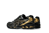 Vista traseira do Asics Asics Gel-Kayano 14 x Senna Black Gold mostrando calcanheira e detalhes do solado