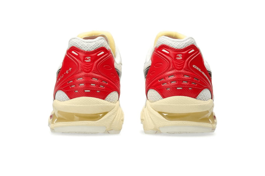 Vista frontal do Asics Asics Gel-Kayano 14 x Senna White Red mostrando biqueira e costuras