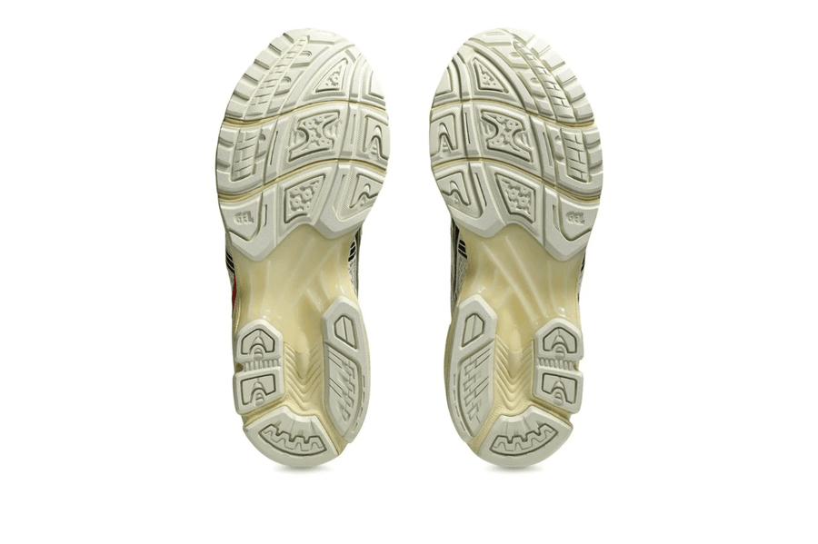 Vista traseira do Asics Asics Gel-Kayano 14 x Senna White Red mostrando calcanheira e detalhes do solado