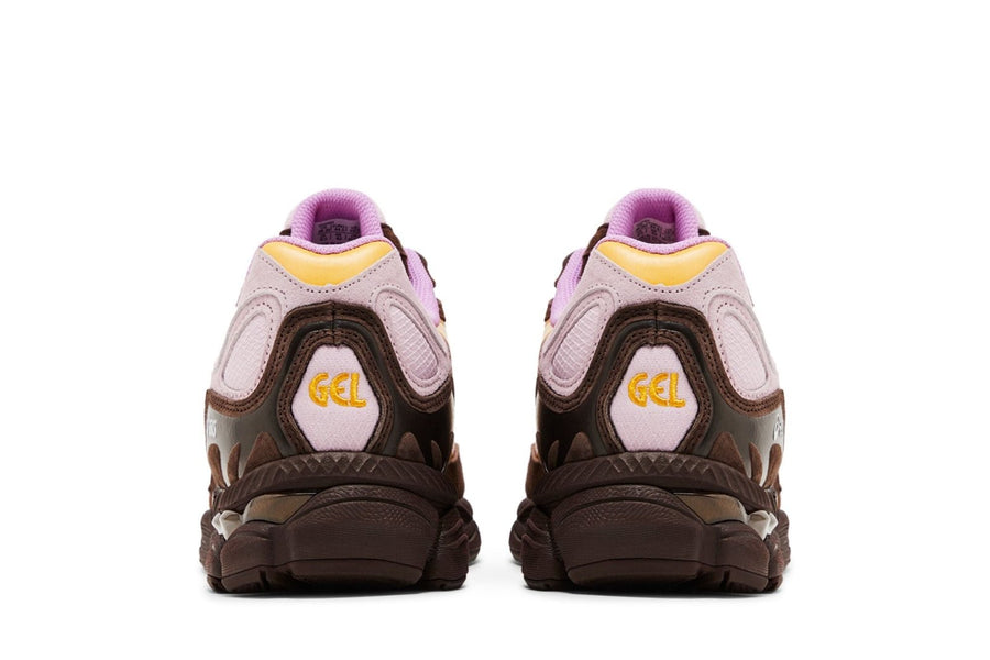 Vista superior do Asics Asics Gel-NYC x Pleasures Barely Rose mostrando abertura, lingueta e cadarços
