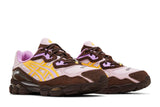 Vista frontal do Asics Asics Gel-NYC x Pleasures Barely Rose mostrando biqueira e costuras