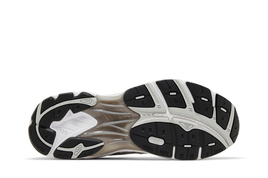 Vista traseira do Asics Asics GT-2160 x JJJJound White mostrando calcanheira e detalhes do solado