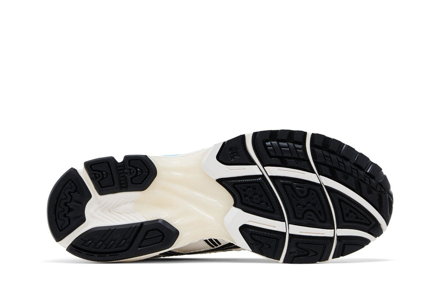 Vista traseira do ASICS ASICS Marvel vs. Capcom x Kith x ASICS Gel Kayano 14 Ryu mostrando calcanheira e detalhes do solado