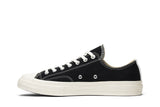 Vista lateral do Converse Converse Chuck 70 Low x Comme des Garçons PLAY mostrando design do cabedal e logo da marca