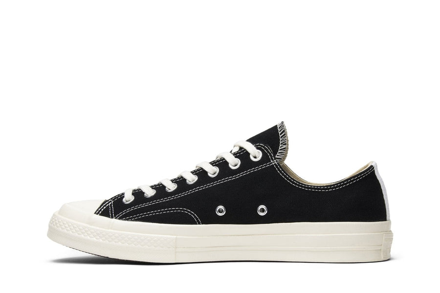 Vista lateral do Converse Converse Chuck 70 Low x Comme des Garçons PLAY mostrando design do cabedal e logo da marca