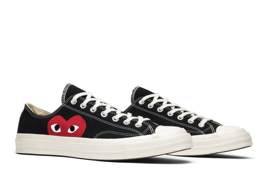 Vista frontal do Converse Converse Chuck 70 Low x Comme des Garçons PLAY mostrando biqueira e costuras