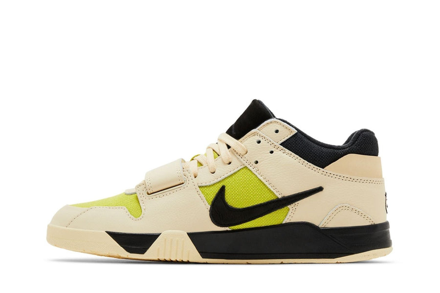 Vista lateral do Jordan Nike Jordan Jumpman Jack TR Travis Scott Bright Cactus mostrando design do cabedal e logo da marca