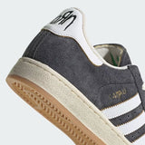 Vista traseira do Adidas Korn x adidas Campus 2.0 Carbon mostrando calcanheira e detalhes do solado