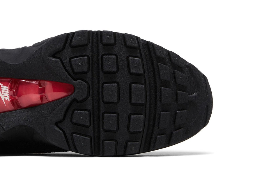 Vista superior do Nike Levi's x Nike Air Max 95 OG Black Anthracite Denim mostrando abertura, lingueta e cadarços