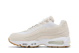 Vista lateral do Nike Levi's x Nike Air Max 95 OG Light Orewood Brown Denim mostrando design do cabedal e logo da marca