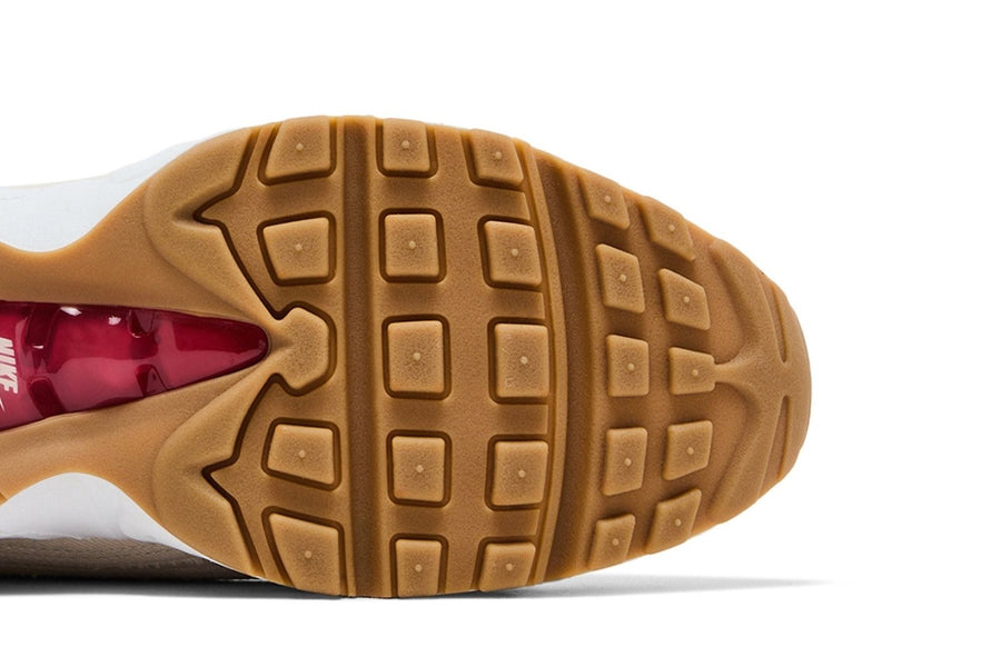 Vista superior do Nike Levi's x Nike Air Max 95 OG Light Orewood Brown Denim mostrando abertura, lingueta e cadarços