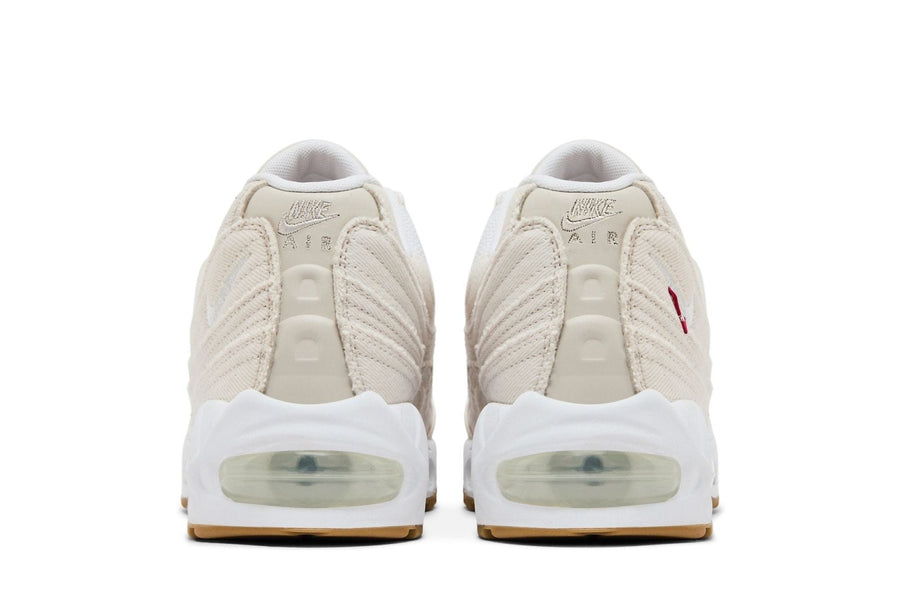 Vista frontal do Nike Levi's x Nike Air Max 95 OG Light Orewood Brown Denim mostrando biqueira e costuras