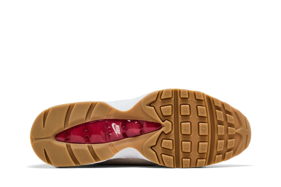 Vista traseira do Nike Levi's x Nike Air Max 95 OG Light Orewood Brown Denim mostrando calcanheira e detalhes do solado