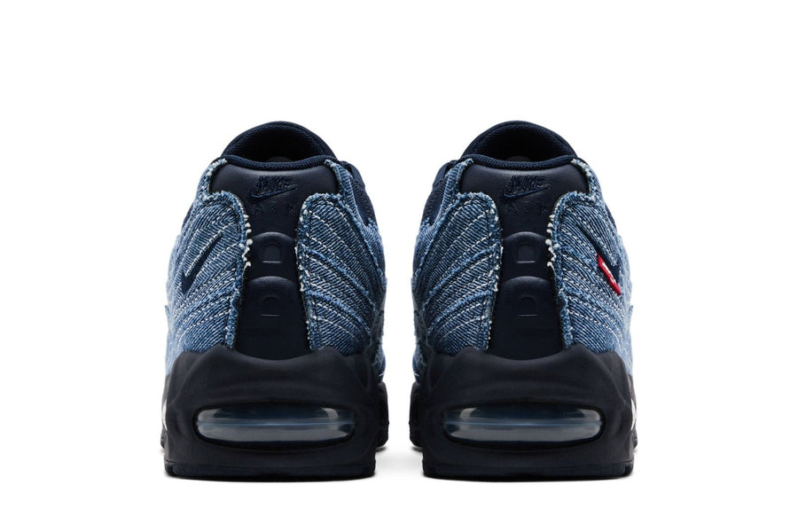 Vista frontal do Nike Levi's x Nike Air Max 95 OG Obsidian Denim mostrando biqueira e costuras
