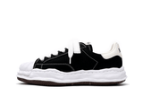 Vista lateral do Maison Mihara Maison Mihara Yasuhiro Blakey OG Sole Canvas Low Black White mostrando design do cabedal e logo da marca