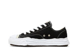 Vista lateral do Maison Mihara Maison Mihara Yasuhiro Hank OG Sole Canvas Low mostrando design do cabedal e logo da marca