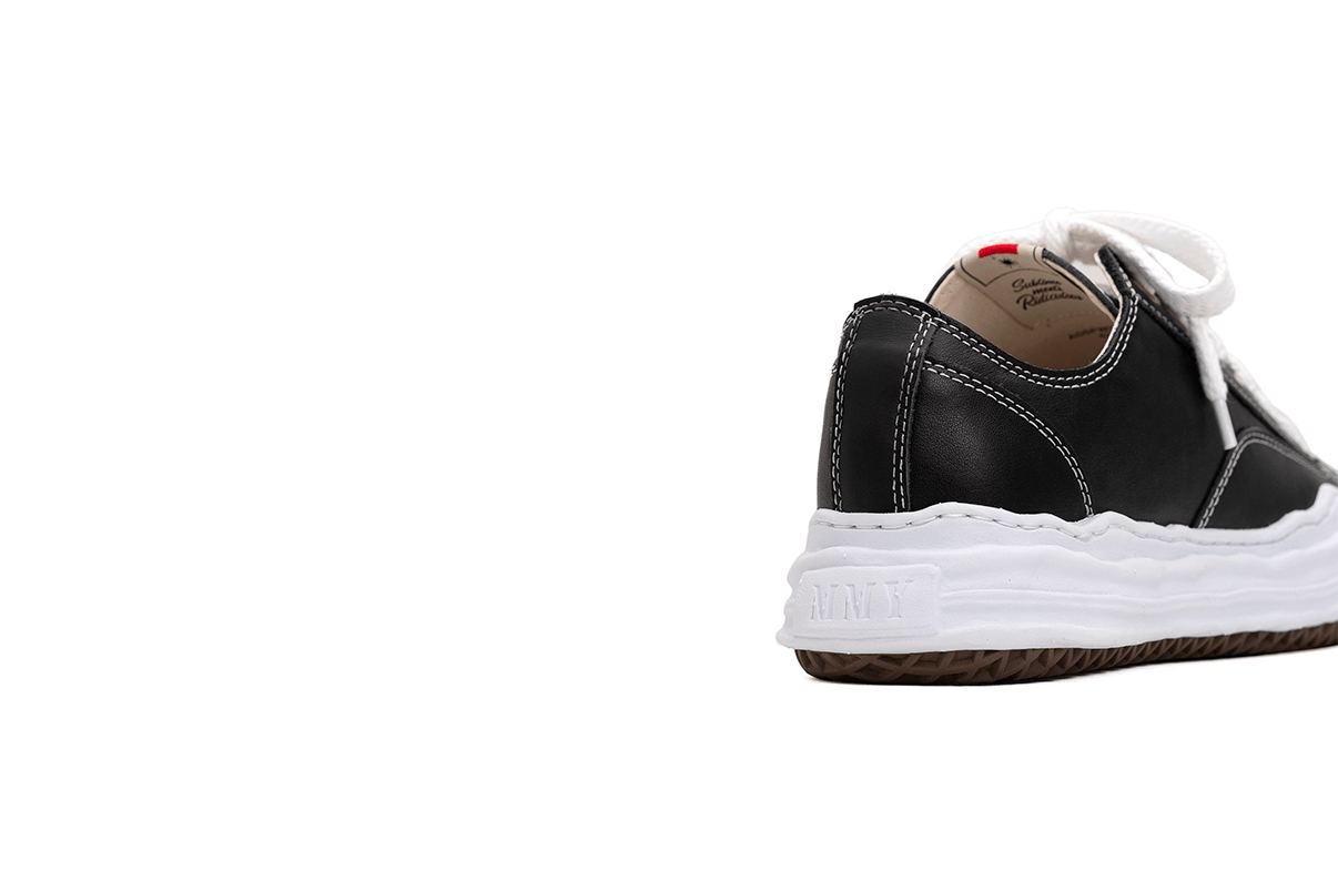 Tênis Maison Mihara Yasuhiro "Hank" OG Sole Leather Low - top Preto/Branco - Maison Mihara - A05FW705 - 1