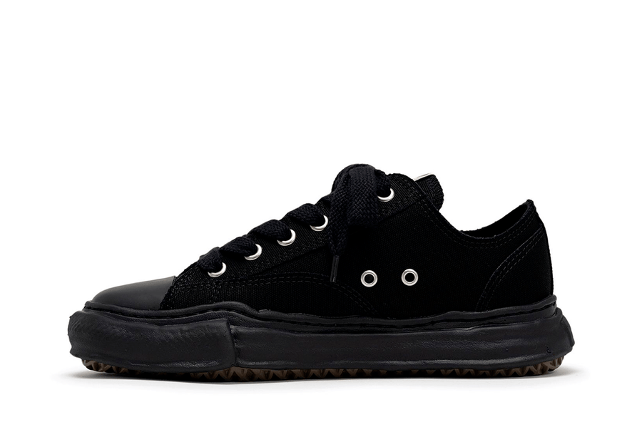 Vista lateral do Maison Mihara Maison Mihara Yasuhiro "Peterson" OG Sole Canvas Low-top Black mostrando design do cabedal e logo da marca