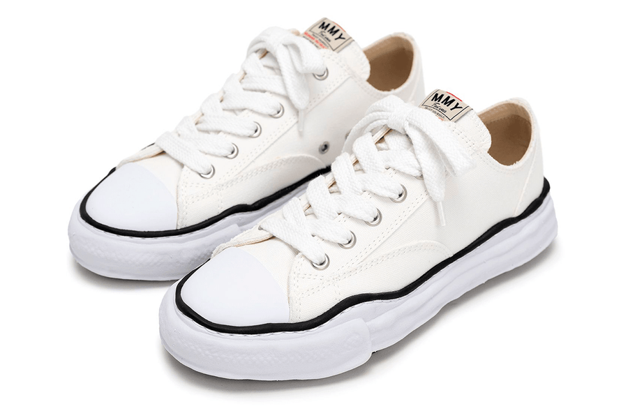 Vista traseira do Maison Mihara Maison Mihara Yasuhiro "Peterson" OG Sole Canvas Low-top White mostrando calcanheira e detalhes do solado
