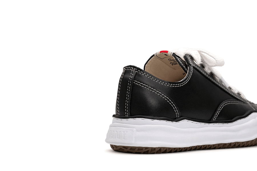 Vista frontal do Maison Mihara Maison Mihara Yasuhiro "PETERSON"OG Sole Leather Low-top Black Preto/Branco mostrando biqueira e costuras