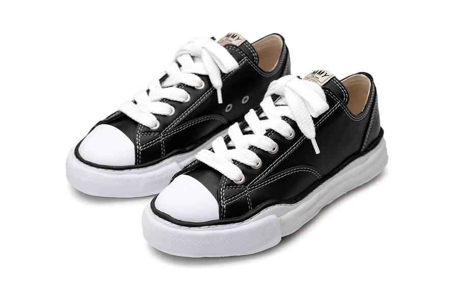 Vista em detalhe do Maison Mihara Maison Mihara Yasuhiro "PETERSON"OG Sole Leather Low-top Black Preto/Branco mostrando textura do material e acabamento
