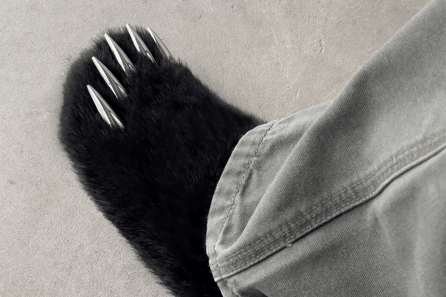 Vista traseira do Bravest Studios Mule Bravest Studios Bear Claw Black mostrando calcanheira e detalhes do solado