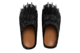 Vista lateral do Bravest Studios Mule Bravest Studios Bear Claw Black mostrando design do cabedal e logo da marca