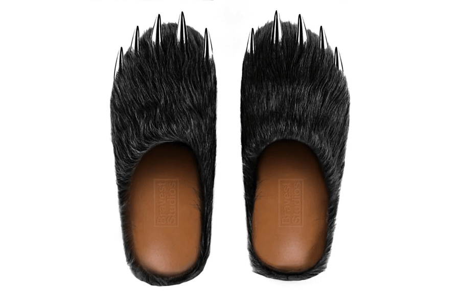 Vista lateral do Bravest Studios Mule Bravest Studios Bear Claw Black mostrando design do cabedal e logo da marca