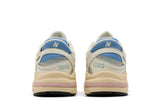 Vista superior do New Balance New Balance 1000 Angora Moonrock mostrando abertura, lingueta e cadarços