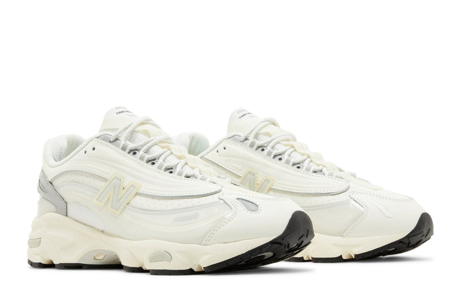 Vista frontal do New Balance New Balance 1000 x Aimé Leon Dore Sea Salt Concrete mostrando biqueira e costuras