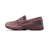 Vista lateral do New Balance New Balance 1906L Ice Wine Pink Taffy mostrando design do cabedal e logo da marca