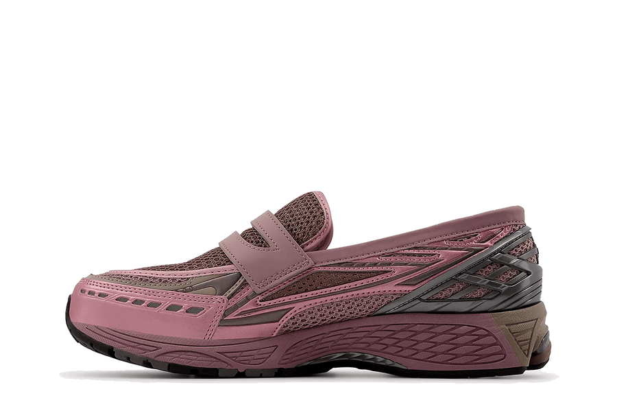 Vista lateral do New Balance New Balance 1906L Ice Wine Pink Taffy mostrando design do cabedal e logo da marca