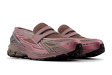 Vista traseira do New Balance New Balance 1906L Ice Wine Pink Taffy mostrando calcanheira e detalhes do solado