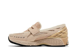 Vista lateral do New Balance New Balance 1906L Khaki mostrando design do cabedal e logo da marca
