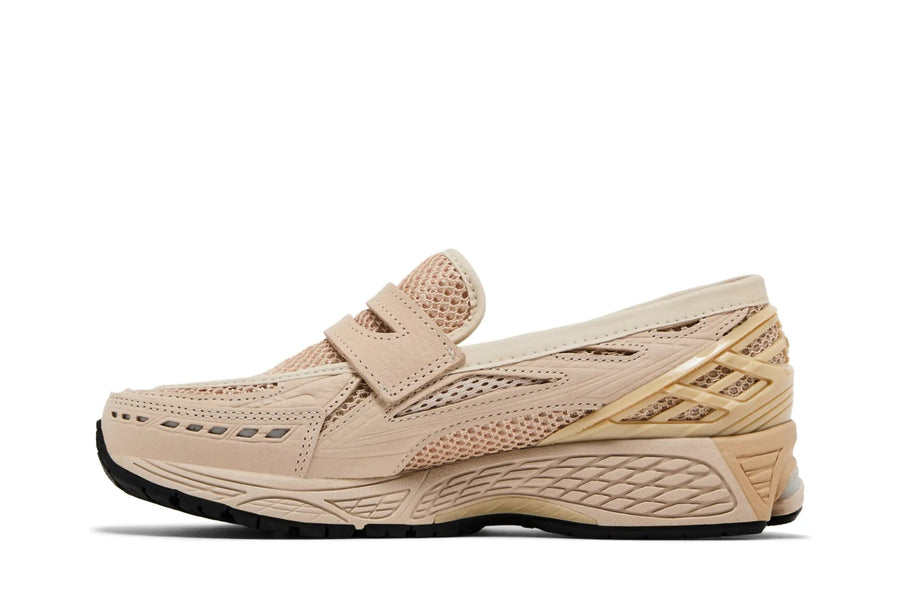 Vista lateral do New Balance New Balance 1906L Khaki mostrando design do cabedal e logo da marca