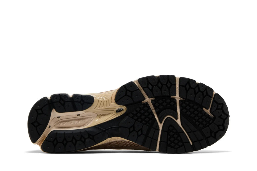 Vista traseira do New Balance New Balance 1906L Khaki mostrando calcanheira e detalhes do solado