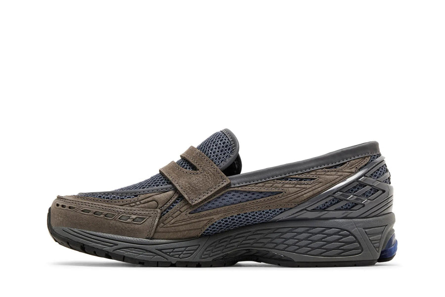 Vista lateral do New Balance New Balance 1906L Magnet mostrando design do cabedal e logo da marca