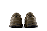 Vista superior do New Balance New Balance 1906L Olive Khaki mostrando abertura, lingueta e cadarços