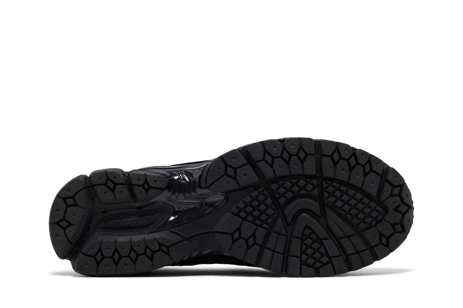 Vista traseira do New Balance New Balance 1906L Preto Couro Mesh mostrando calcanheira e detalhes do solado