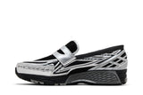 Vista lateral do New Balance New Balance 1906L Silver Metallic Black Prateado mostrando design do cabedal e logo da marca