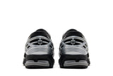 Vista superior do New Balance New Balance 1906L Silver Metallic Black Prateado mostrando abertura, lingueta e cadarços