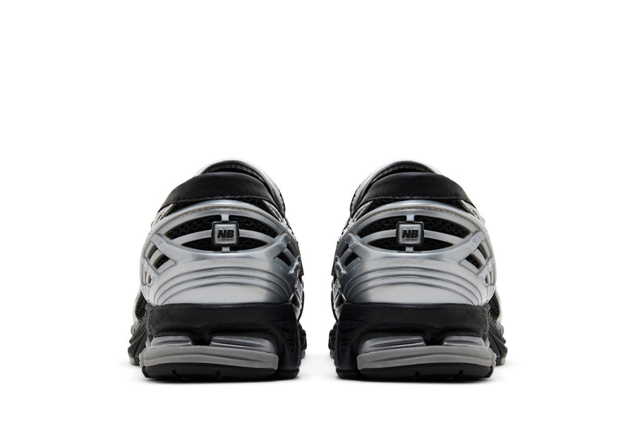 Vista superior do New Balance New Balance 1906L Silver Metallic Black Prateado mostrando abertura, lingueta e cadarços