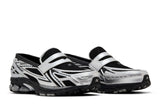 Vista frontal do New Balance New Balance 1906L Silver Metallic Black Prateado mostrando biqueira e costuras
