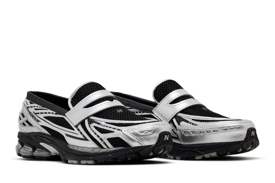 Vista frontal do New Balance New Balance 1906L Silver Metallic Black Prateado mostrando biqueira e costuras