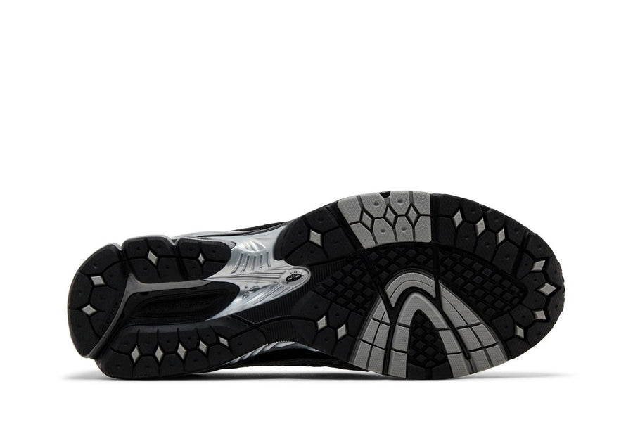 Vista traseira do New Balance New Balance 1906L Silver Metallic Black Prateado mostrando calcanheira e detalhes do solado